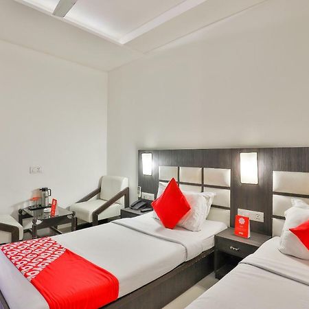 Oyo 2351 Hotel Golden Plaza Ахмедабад Экстерьер фото