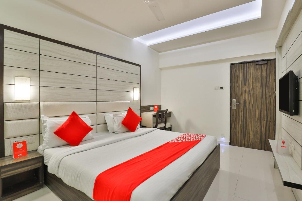 Oyo 2351 Hotel Golden Plaza Ахмедабад Экстерьер фото