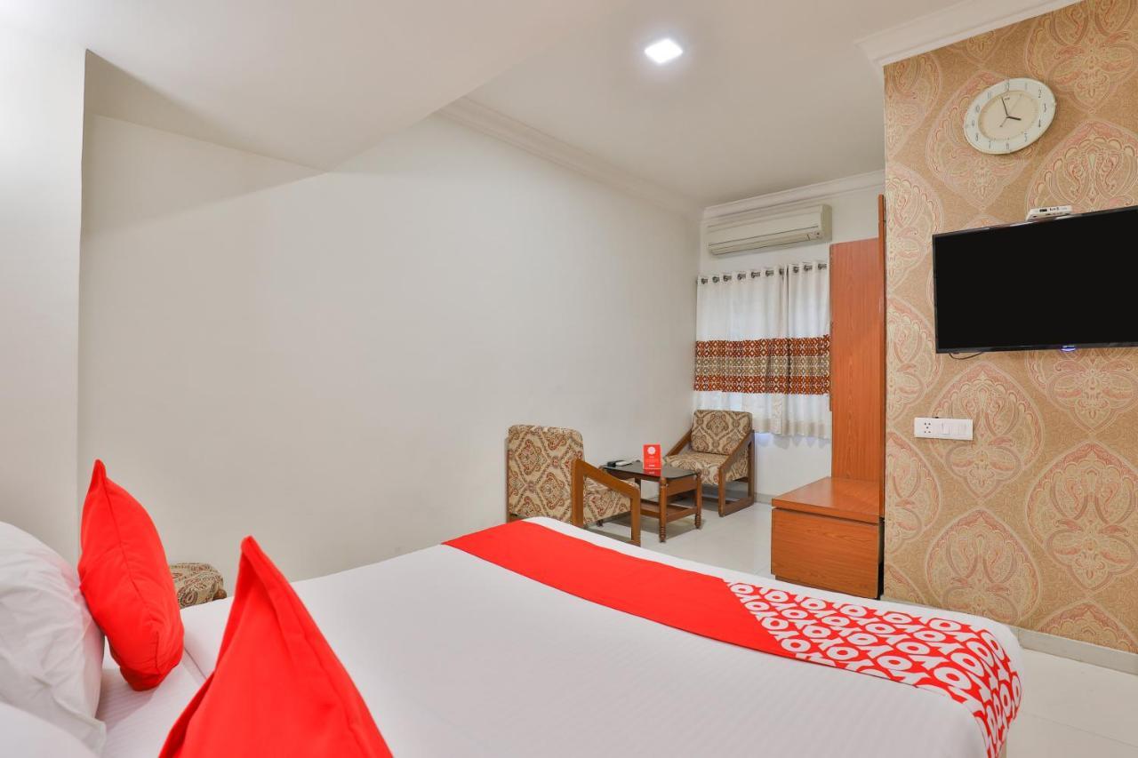 Oyo 2351 Hotel Golden Plaza Ахмедабад Экстерьер фото