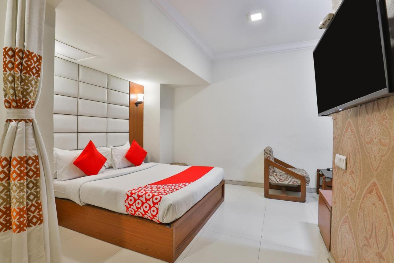 Oyo 2351 Hotel Golden Plaza Ахмедабад Экстерьер фото
