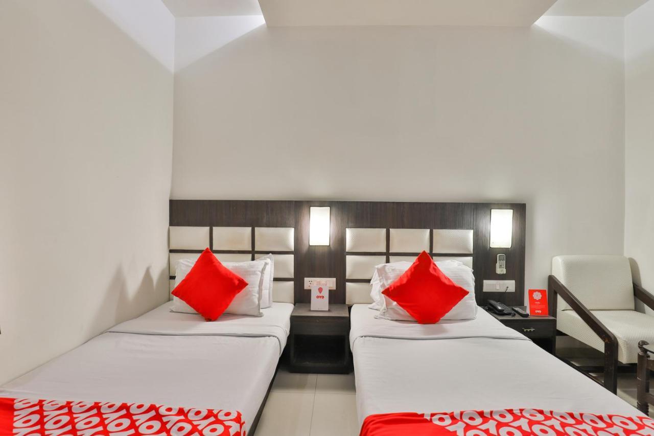 Oyo 2351 Hotel Golden Plaza Ахмедабад Экстерьер фото