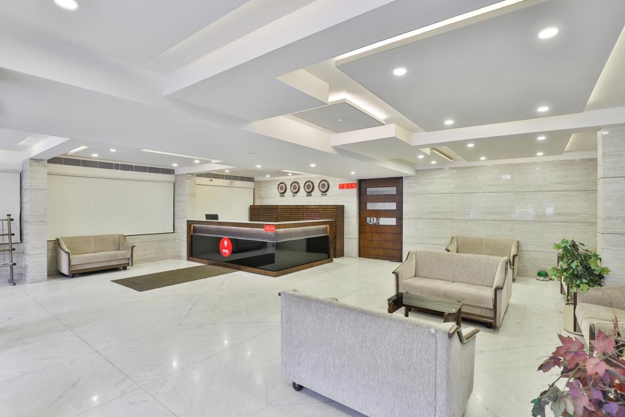 Oyo 2351 Hotel Golden Plaza Ахмедабад Экстерьер фото