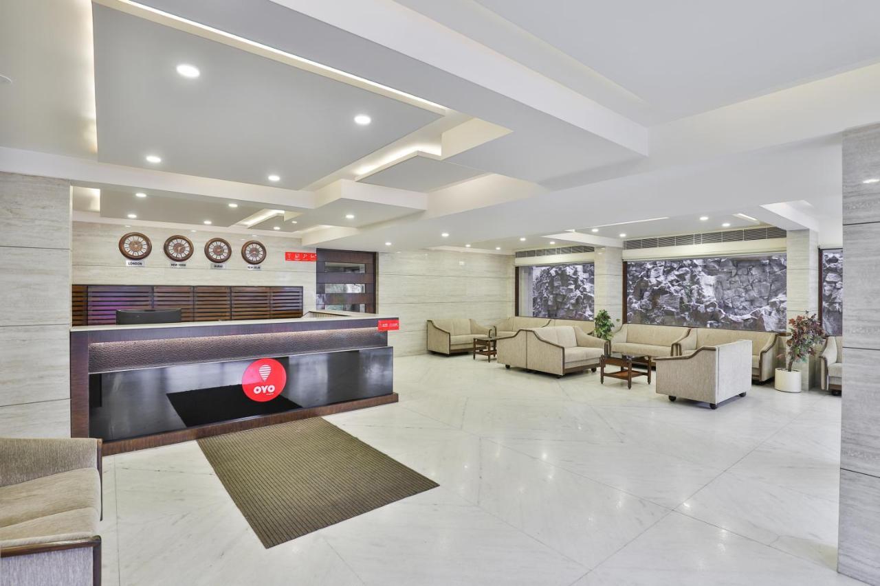 Oyo 2351 Hotel Golden Plaza Ахмедабад Экстерьер фото