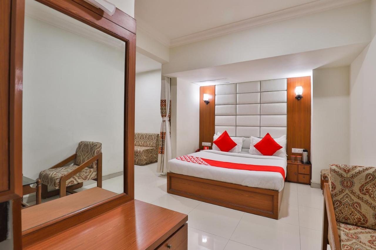 Oyo 2351 Hotel Golden Plaza Ахмедабад Экстерьер фото
