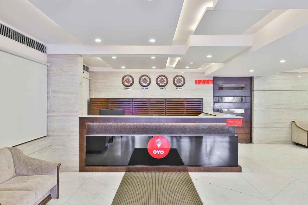 Oyo 2351 Hotel Golden Plaza Ахмедабад Экстерьер фото