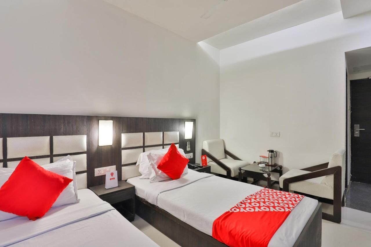 Oyo 2351 Hotel Golden Plaza Ахмедабад Экстерьер фото
