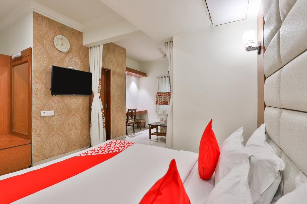 Oyo 2351 Hotel Golden Plaza Ахмедабад Экстерьер фото