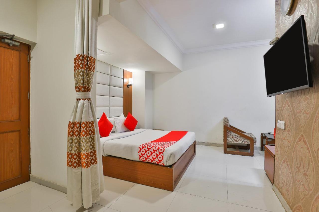 Oyo 2351 Hotel Golden Plaza Ахмедабад Экстерьер фото