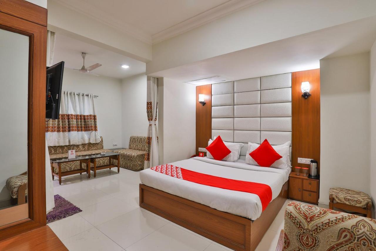 Oyo 2351 Hotel Golden Plaza Ахмедабад Экстерьер фото