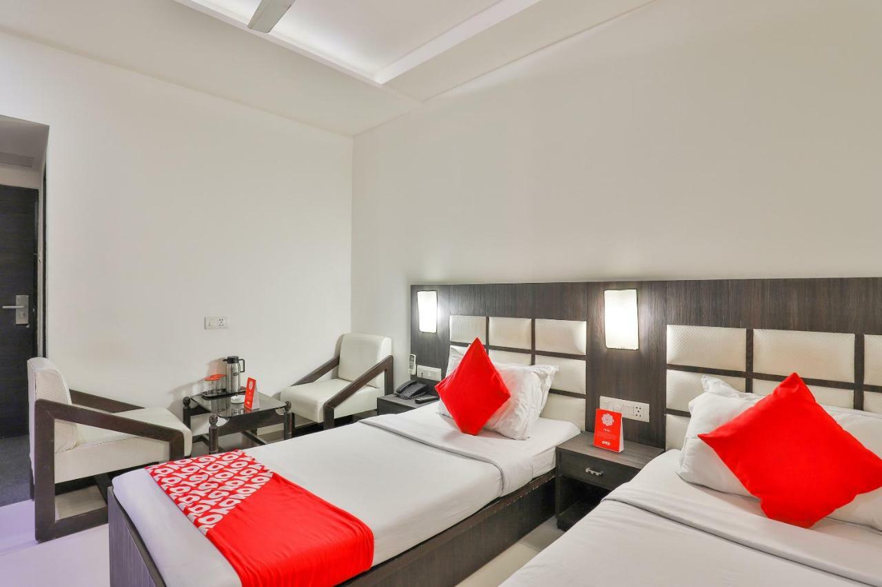 Oyo 2351 Hotel Golden Plaza Ахмедабад Экстерьер фото