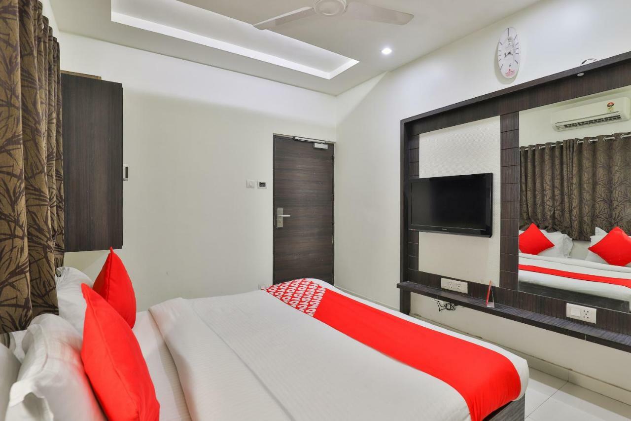 Oyo 2351 Hotel Golden Plaza Ахмедабад Экстерьер фото