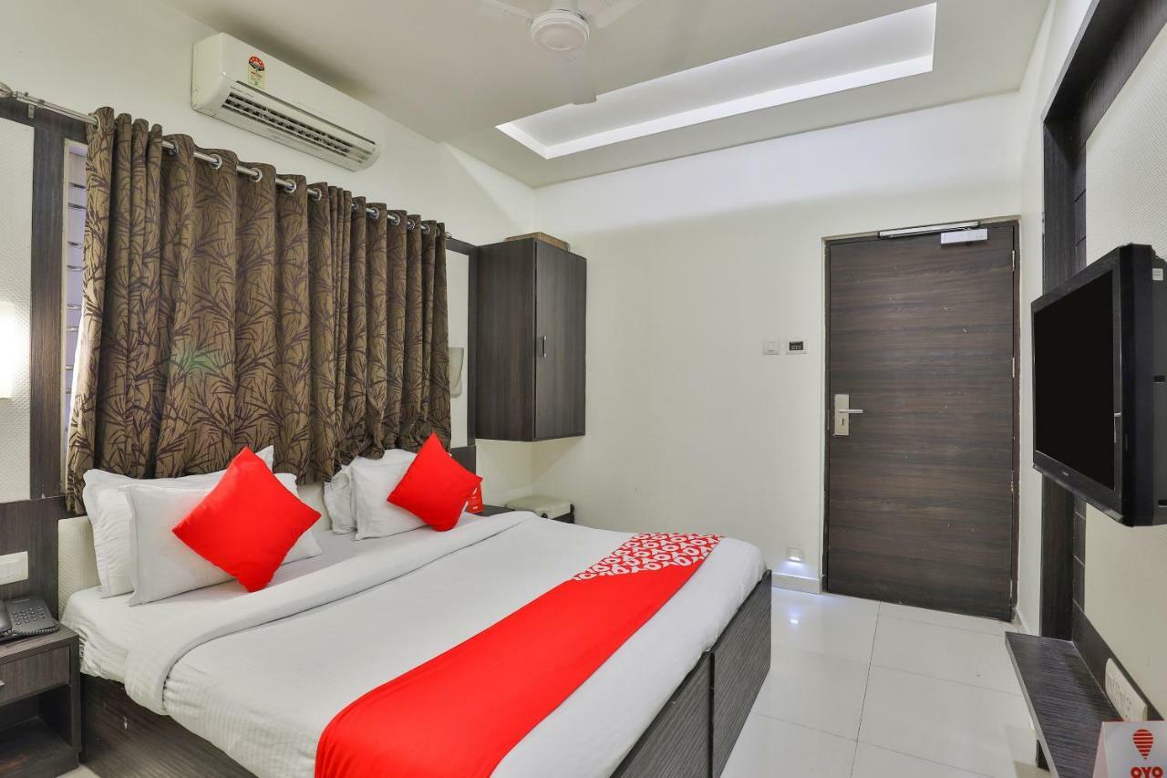 Oyo 2351 Hotel Golden Plaza Ахмедабад Экстерьер фото