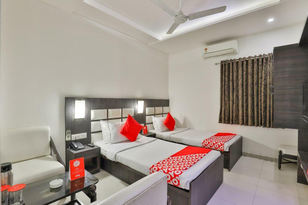 Oyo 2351 Hotel Golden Plaza Ахмедабад Экстерьер фото